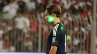 日本男足球员罚点球时被用激光笔照射 森保一不满
