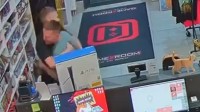 国外男子买PS5后落泪 店员出来与其相拥庆祝