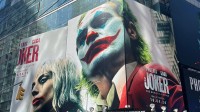 《小丑2》登纽约时代广场宣传：疯癫二人直视市民