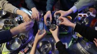 不婚不育不睡觉 韩国人又卷到靠打营养针续命了