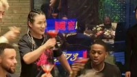 库里中国行：和张伟丽吃了火锅 体验了打麻将采耳