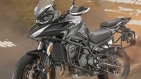 可选公路/越野版：钱江骁鸟嘴造型900摩托4.28万元起