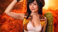 国外美女COS牛仔蒂法：造型野性 眼神纯真