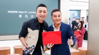 余承东亲自交付首批华为三折叠 预约人数已突破600万
