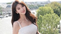 黄晓明22年曾为叶珂包场庆生 网友：霸总配美女