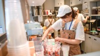 奶茶店打工人正变成一种耗材：罚款罚抄每天站8小时
