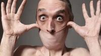 英国男子皮肤Q弹破纪录 脖子皮肤一拉可当口罩戴