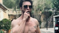 “快银”亚伦·约翰逊秀度假新照 爱妻比他大了23岁