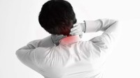 男子爱高枕无忧1个月落枕18次 医生：枕头不宜过高