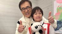 全红婵晒与成龙合影：手拿熊猫玩偶 气氛欢乐