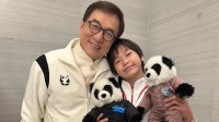 成龙转发与全红婵合影：带她见一见我们国家的骄傲们