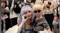妈妈带白化病女儿参加漫展：白发在这反而很受欢迎