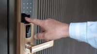 家中智能锁凌晨3点自动开门 主人看监控后怕