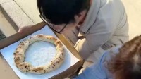 披萨已经进化成空心的了？披萨店单卖卷边售价89元