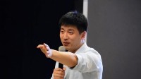 张雪峰给员工惊喜：十一玩得很累 所以今天公司放假
