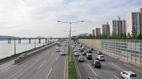 男子国庆卡点免费下高速失败：最后一刻收费栏杆落下