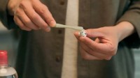 苹果教你清理AirPods Pro 2网罩 仅需牙刷和卸妆水