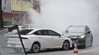 轿车失控撞向人群！湖北一司机死死顶住 埃安送车奖励