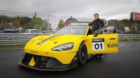 雷军晒与小米SU7 Ultra原型车​​​合影 网友求出赛车模型