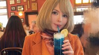 艾什莉体模晒甜美自拍 被“丧尸护士”吓得不轻