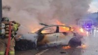 特斯拉撞车起火打不开车门 司机困在后座被烧身亡！