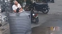 印度女子被高坠水箱精准罩住毫发无伤 还淡定吃东西
