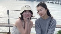 周冬雨素颜与路人合照 被称赞漂亮又亲和