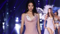 维密法日混血女模走秀被全网群嘲：准备打卡下班的我