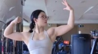 985女博导健身秀肌肉打招生广告 送免费私教