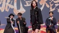 吴谨言见面会狂甩皮鞭凹造型 网友:好像什么字母play