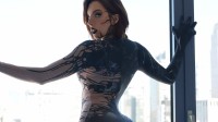 国外小姐姐化身女版毒液：恰到好处的健硕美