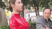 重庆一女子模仿机器人真假难辨 街头发传单众人围观
