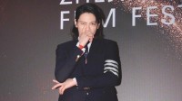 向佐红毯再现摸鼻梁招牌动作 说是在表达思考