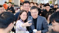 卢伟冰为小米工程师送咖啡 网友：这波操作太羡慕了