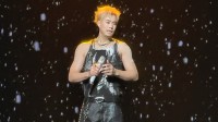小沈阳演唱会造型引发热议 时尚金发大秀肌肉