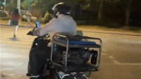 大神自制增程式两轮电动车：后座背了台燃油发电机