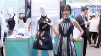 美女模特试穿电子纸裙子：能变色、变换图案