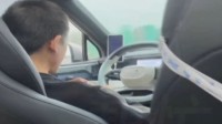 男子打顺风车 结果司机高速上打游戏：还剪起了指甲