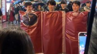 MateXT非凡大师太火！上海万圣节有人cos华为三折叠