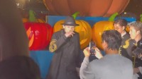 向佐万圣节COS自己：左右横跳摸鼻梁 豁达心态被夸赞
