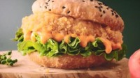 塔斯汀汉堡又被曝吃出生肉 门店回应：还在调查