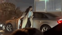 奥迪A4L高架上撞翻农用车 肇事美女司机莫名火了