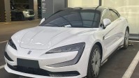 比亚迪仰望U7豪华轿车白色版实车曝光：年底前上市