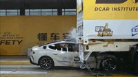 小米SU7碰撞测试：卡车钻底中第一个没断A柱的国产车