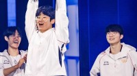 T1晒夺冠捧杯现场照：五冠王Faker笑容灿烂！