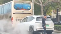 电车跟车大巴车底浓烟滚滚!车主以为自燃赶紧下车