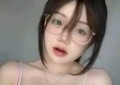 不漏脸只漏胸的网红 是黑丝但不知道花纹的囧图