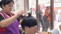 晓华理发店因“听劝”爆火 带火一条小吃街
