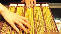 金饰价格重回7字头 一夜大跌16元每克