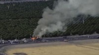 美国亚利桑那州一小飞机撞上汽车 致5人死亡